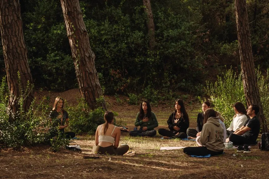 Persone sedute in silenzio nel bosco