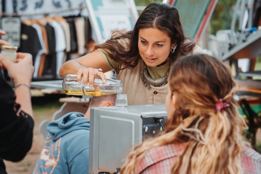 Una persona guida un laboratorio al market