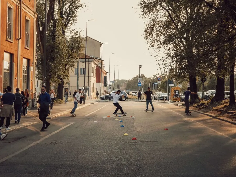 Surfskate in strada in città