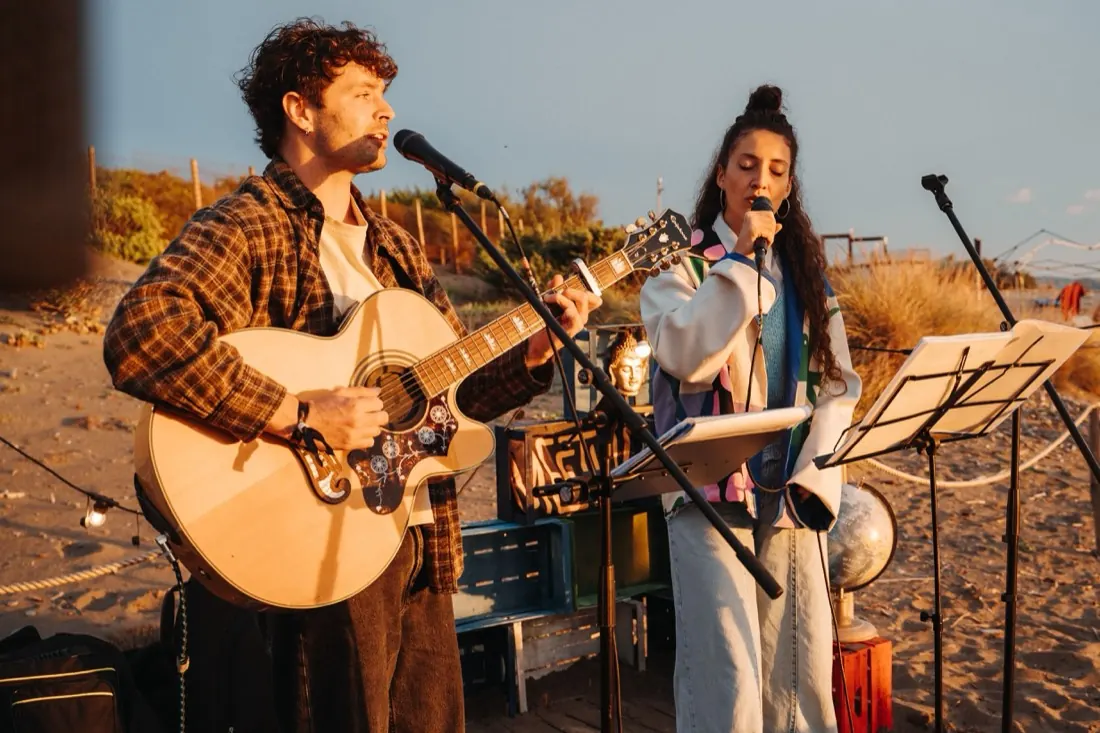 Chitarra e voce in spiaggia al tramonto