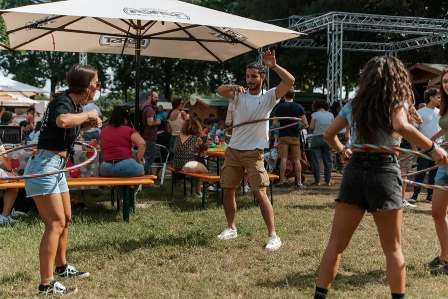 Persone che giocano con gli hula hoop su un prato