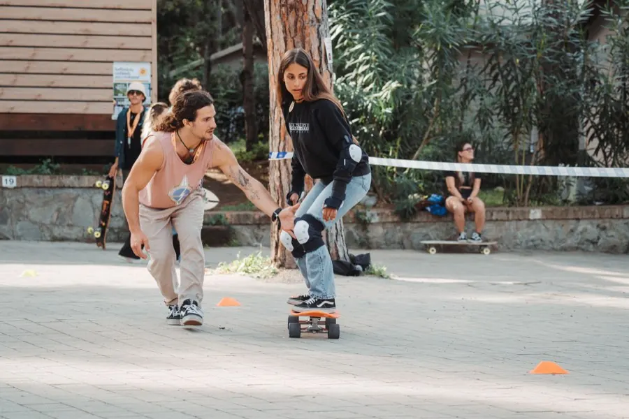 Lezione di surfskate all'aperto
